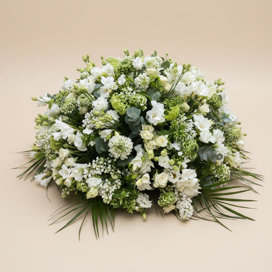 Coussin de fleurs pour obsèques Dernier Hommage réalisé par Arc en Ciel Fleurs à Nice
