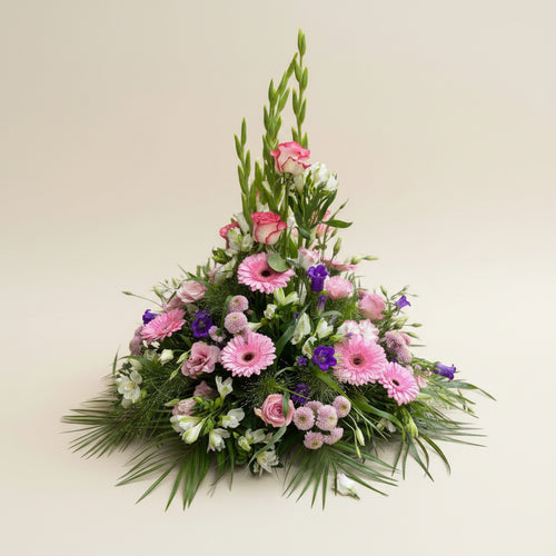 Devant de tombe de fleurs pastel pour obsèques Douce Mémoire réalisées par Arc en Ciel Fleurs 