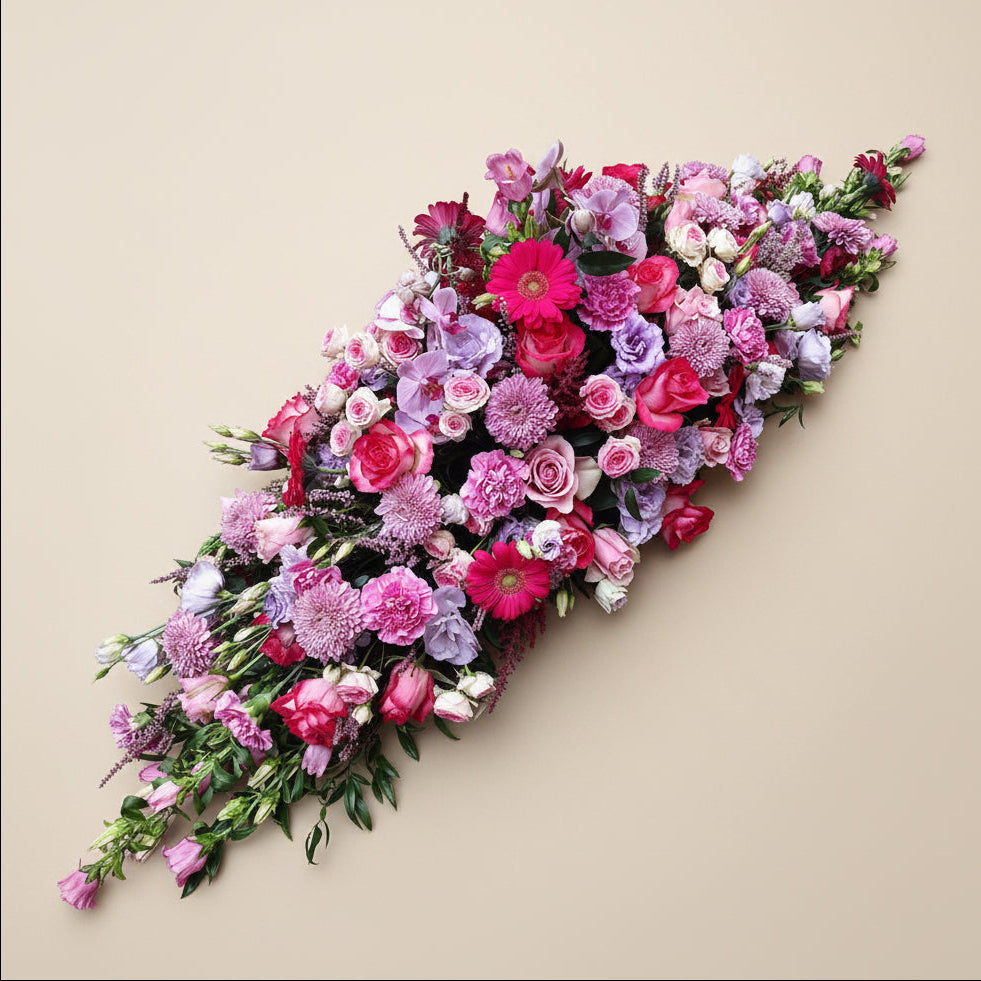 Raquette de fleurs fuchsia pour obsèques Souvenir Précieux réalisée par Arc en Ciel Fleurs