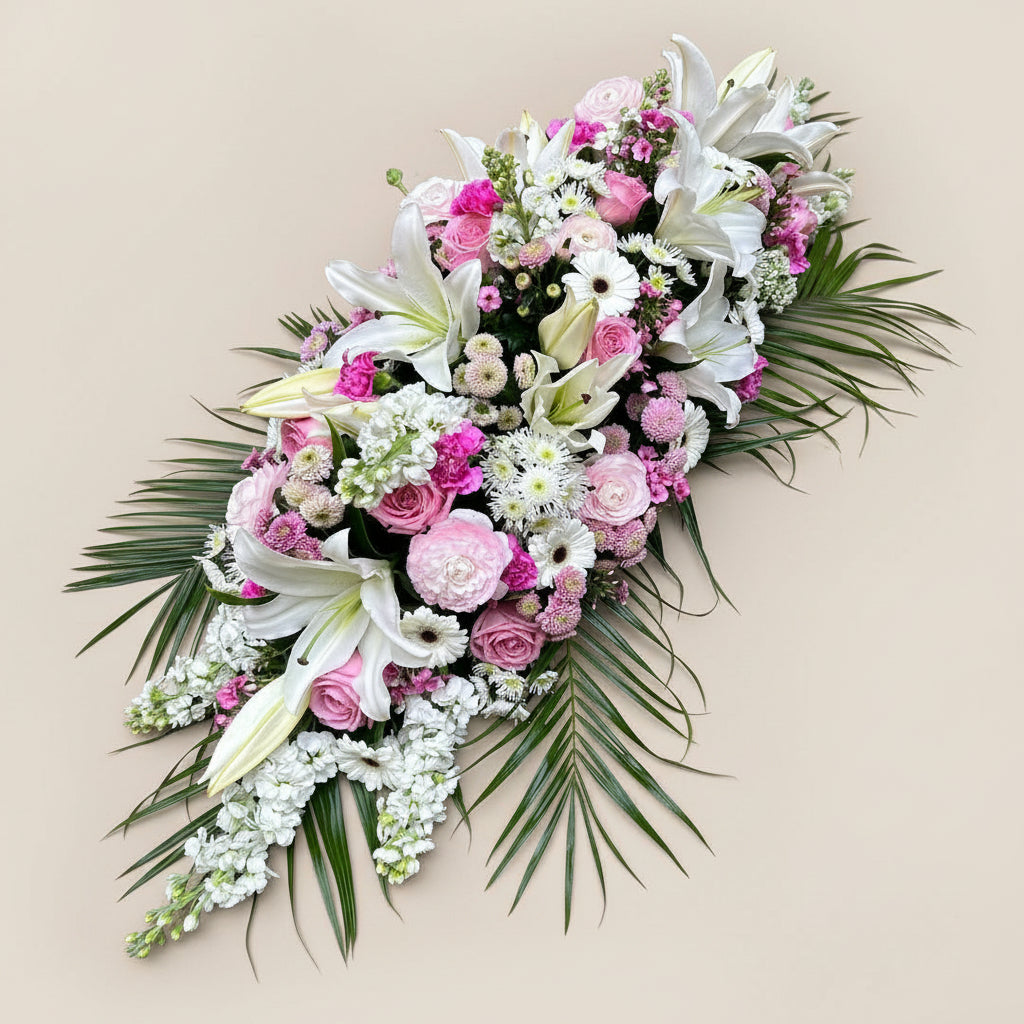 Raquette de fleurs pastel pour obsèques Douce Pensée réalisée par Arc en Ciel Fleurs à Nice.